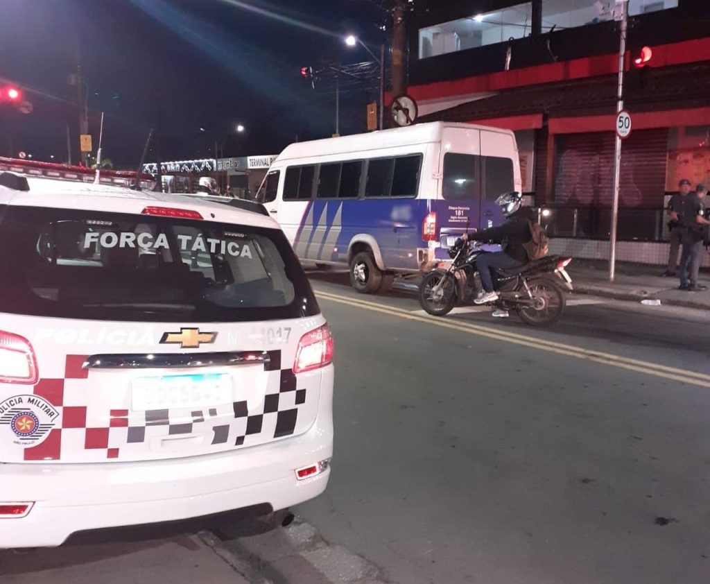 Vans irregulares foram apreendidas em ação realizada no Centro e Pimentas