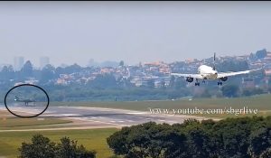 Avião da FAB na pista