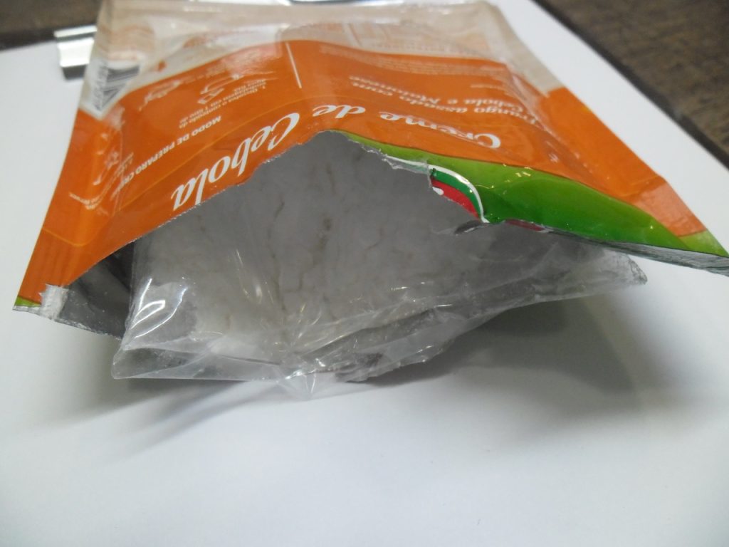 PF prende traficante com 8 quilos de cocaína escondidos em pacotes de sopas