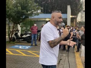Ato em frente à sec de educação