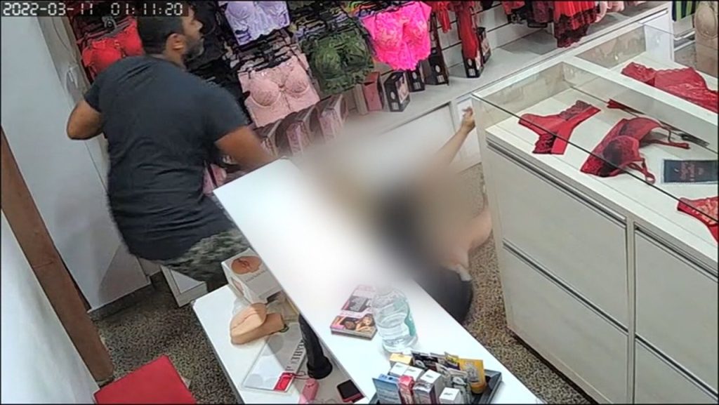 Mulher sofre tentativa de estupro dentro de loja e agressor é espancado até a morte