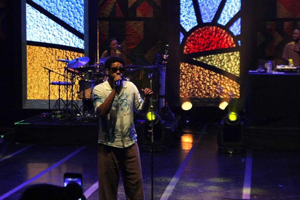 Com potência crítica e poesia, Emicida esquenta o Sesc Guarulhos