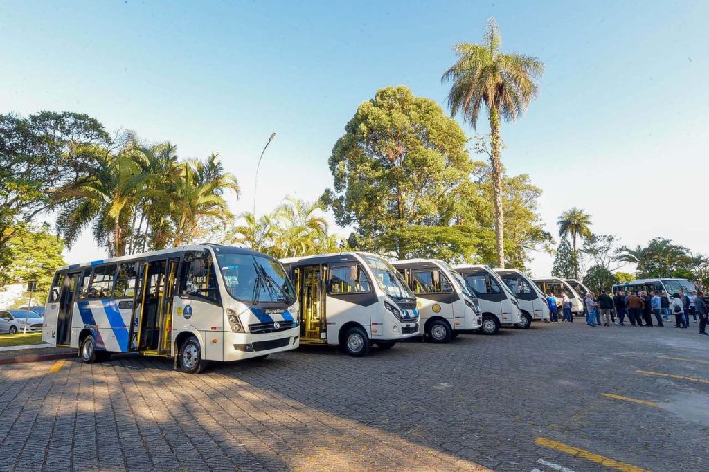 Prefeitura entrega 15 novos micro-ônibus para atender sete linhas; confira quais