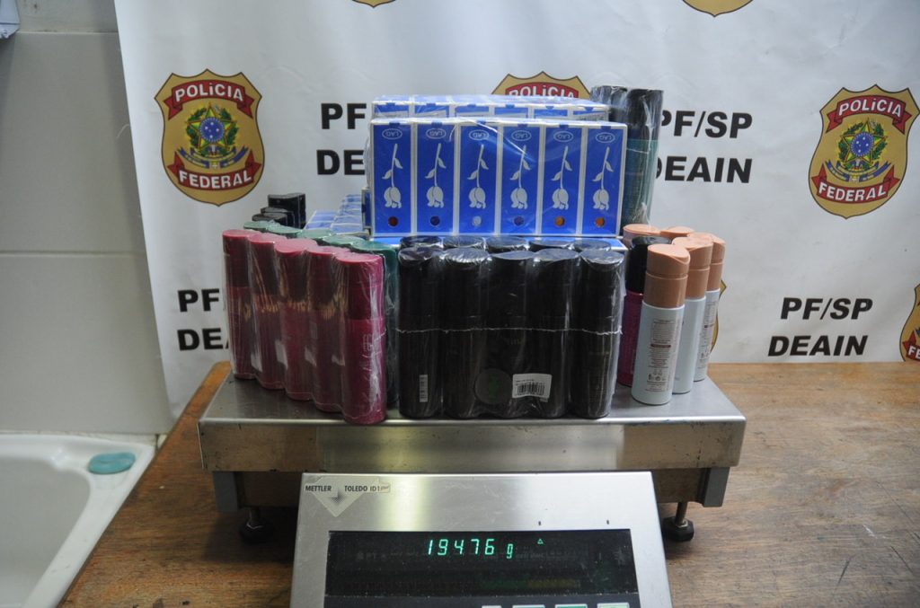 PF apreende droga dentro de embalagens de perfume e desodorante e prende homem