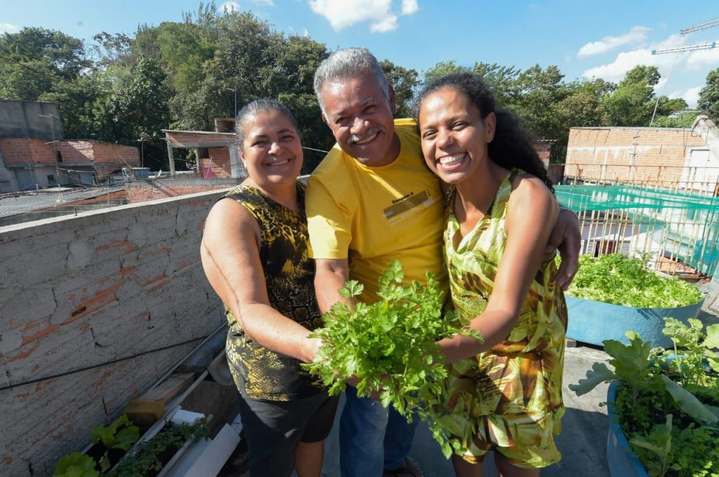 Família do Jardim Moreira cria composteira e horta caseira dentro de casa