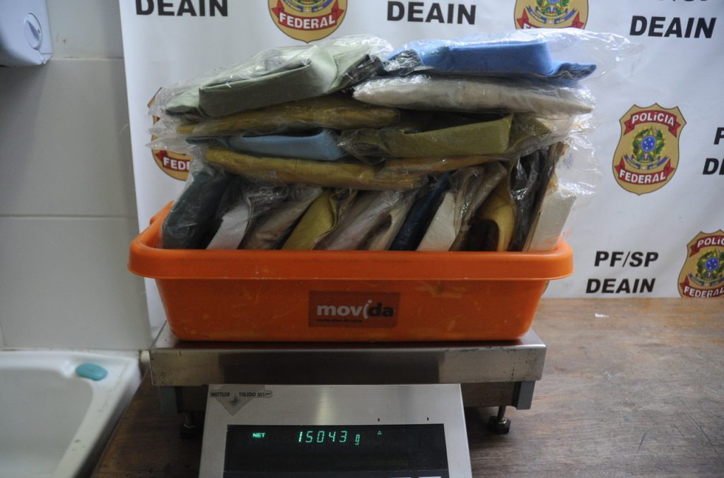 "Cheiro ruim" em mala ajuda Polícia Federal a prender mulher com drogas no aeroporto