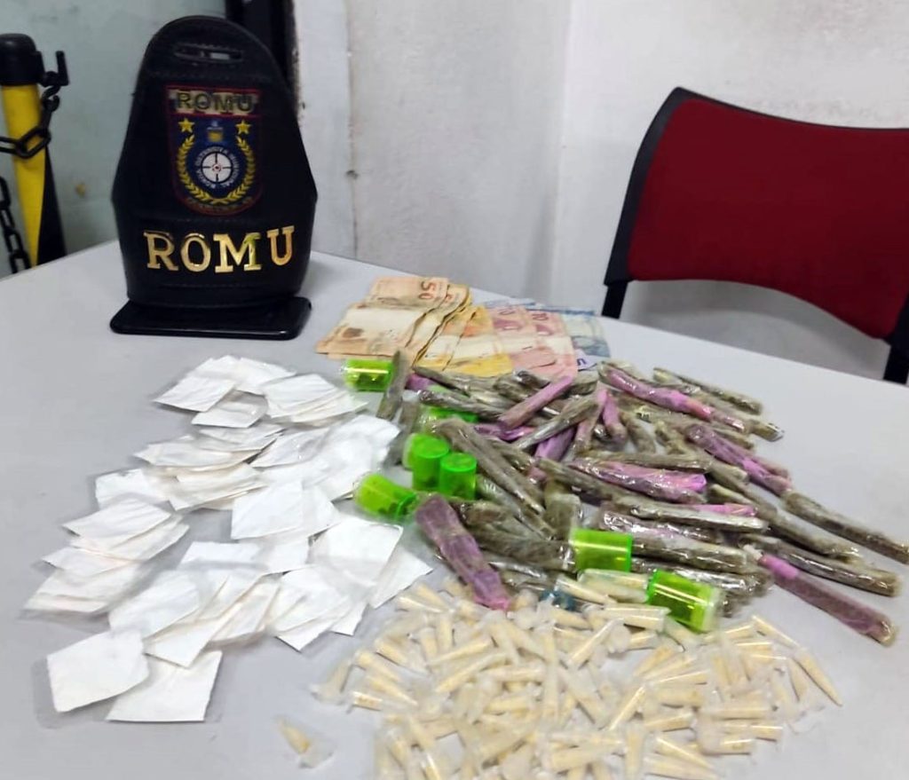 GCM detém homem por tráfico na praça Orobó com 244 embalagens com drogas