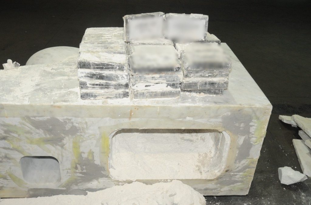 PF apreende mais de 55 kg de cocaína dentro de pia de mármore e roupas de cama