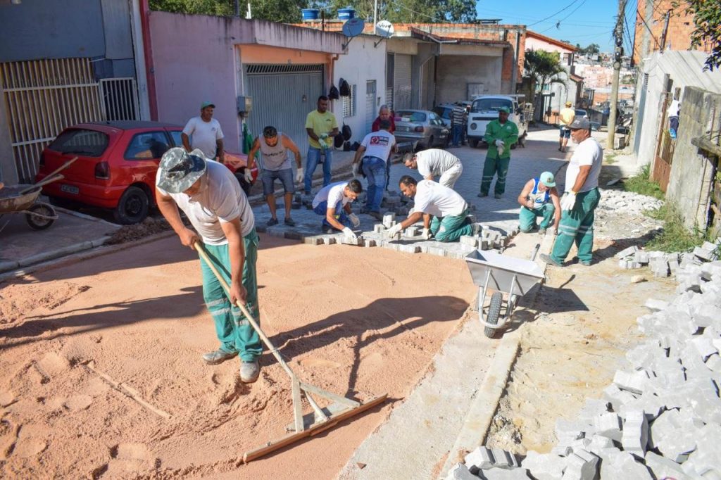 Prefeitura instala guias, sarjetas e pavimenta rua no Jardim Nova Canaã