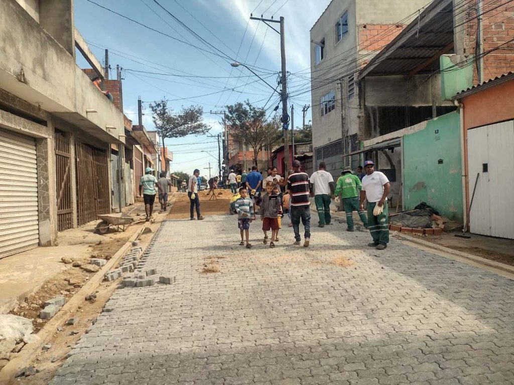 Com participação dos moradores, duas ruas no Jardim Nova Canaã são pavimentadas