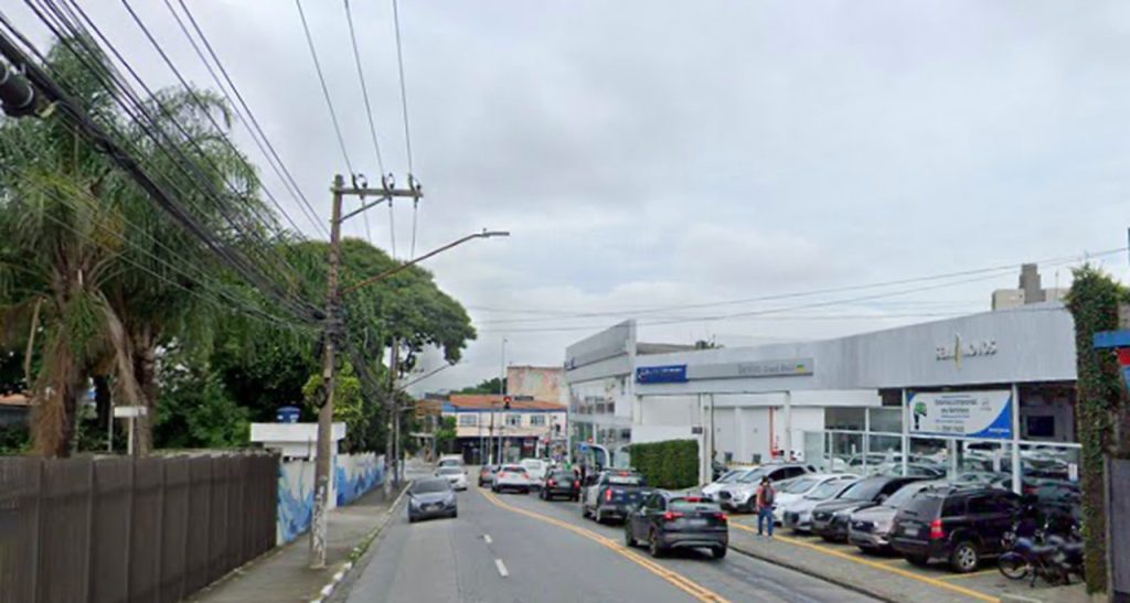 Acidente entre carro e moto deixa homem ferido na Emílio Ribas