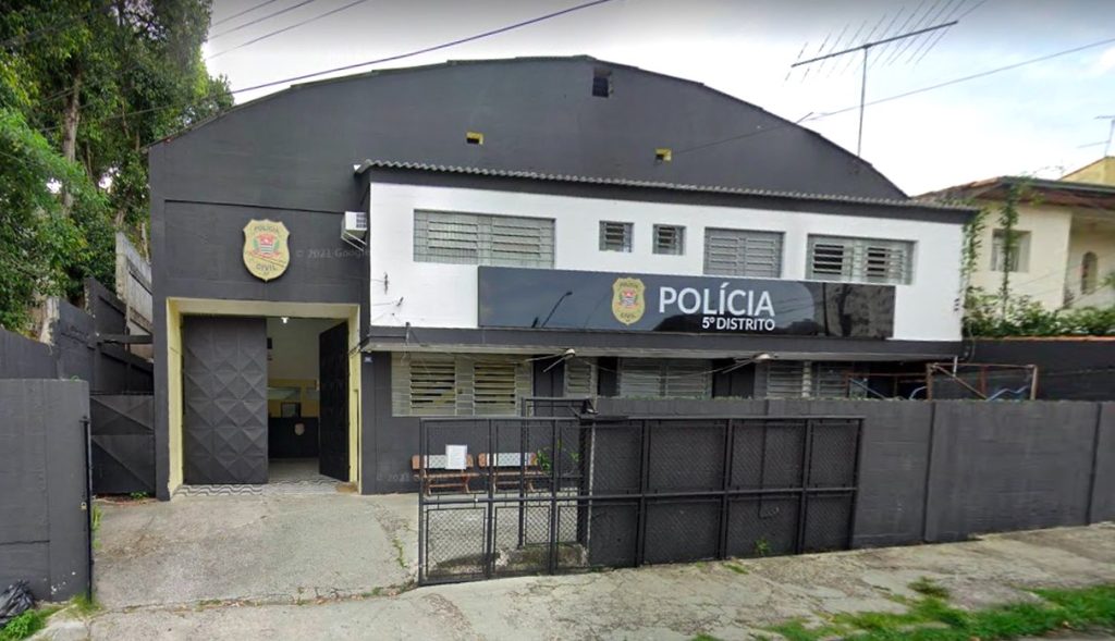 Operação policial busca assaltantes que roubaram joalheria em shopping 