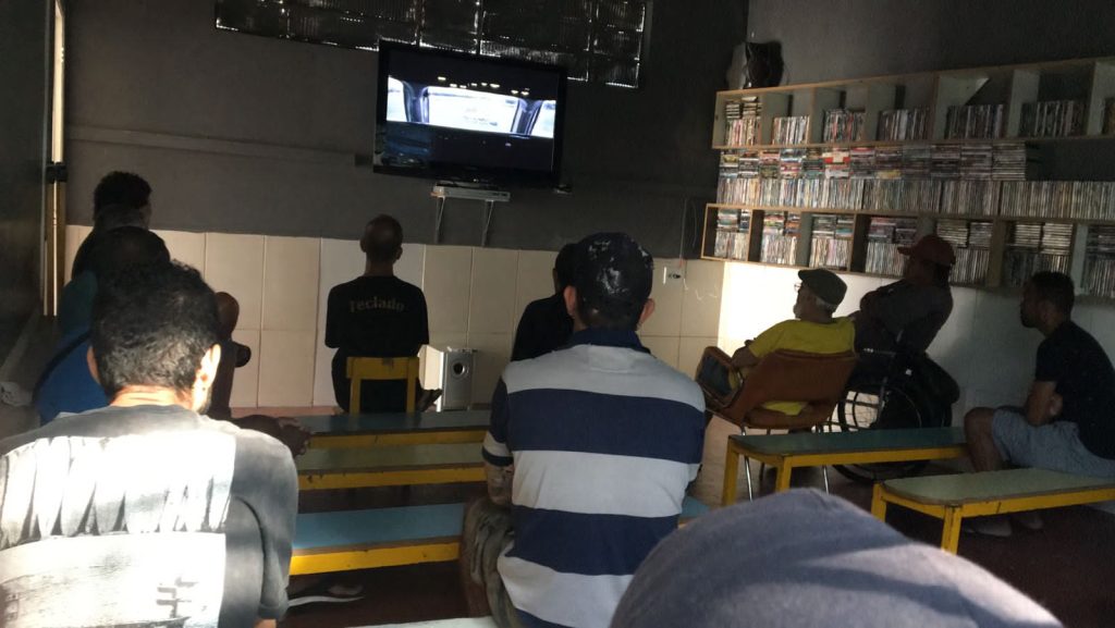 Cinema em albergue para moradores de rua