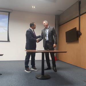Fethi Chebil, presidente e CEO da AEPM Internacional, e Gustavo Figueiredo, CEO da GRU Airport, em assinatura do Terminal Vip