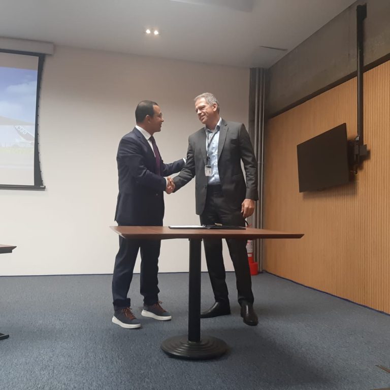 Fethi Chebil, presidente e CEO da AEPM Internacional, e Gustavo Figueiredo, CEO da GRU Airport, em assinatura do Terminal Vip
