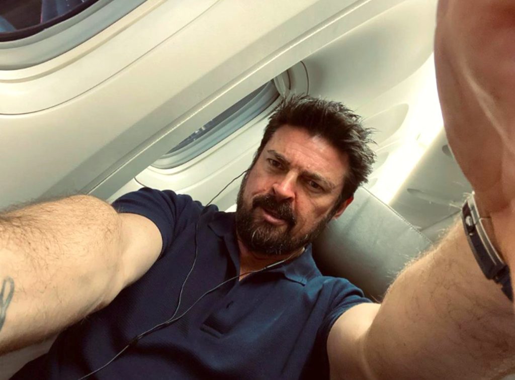 Atores da série 'The Boys' desembarcam no Aeroporto de Guarulhos 