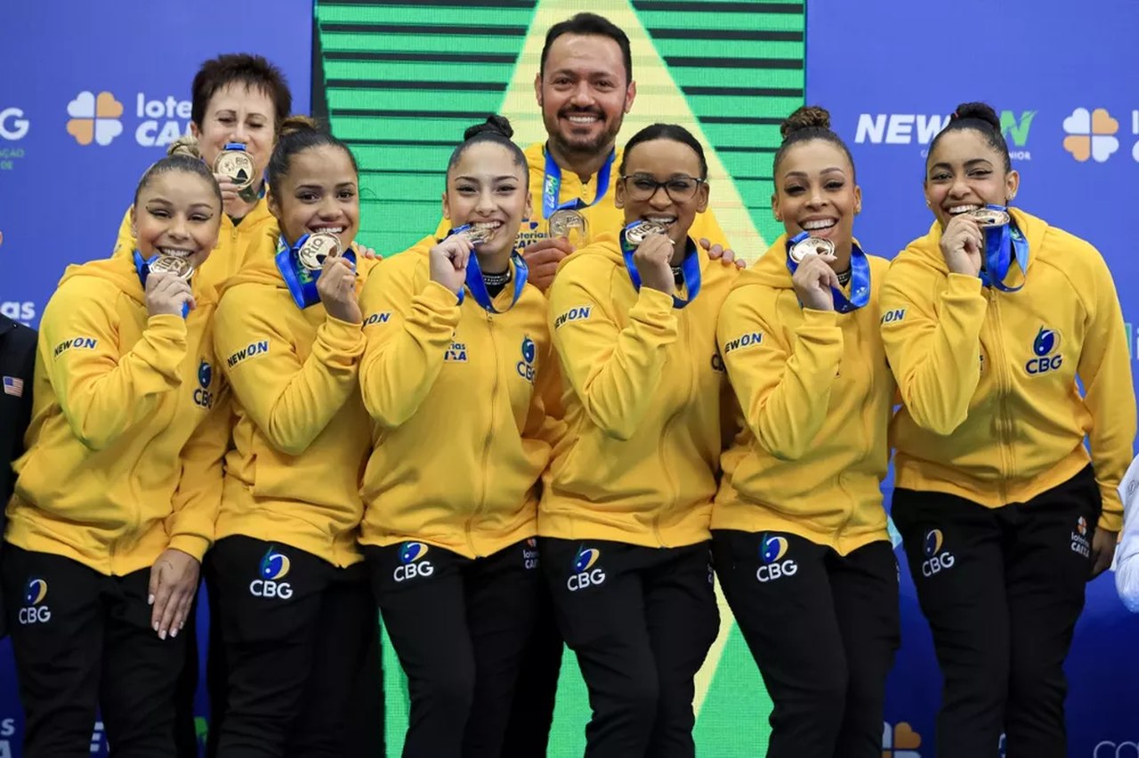 Rebeca e equipe de ginástica