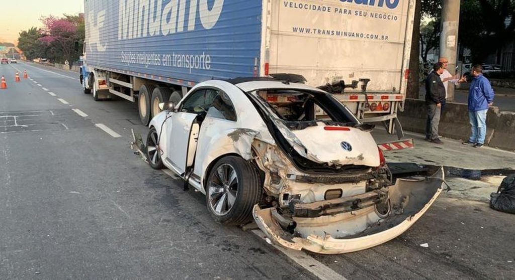 Acidente entre carro e caminhão na Dutra deixa uma pessoa ferida 