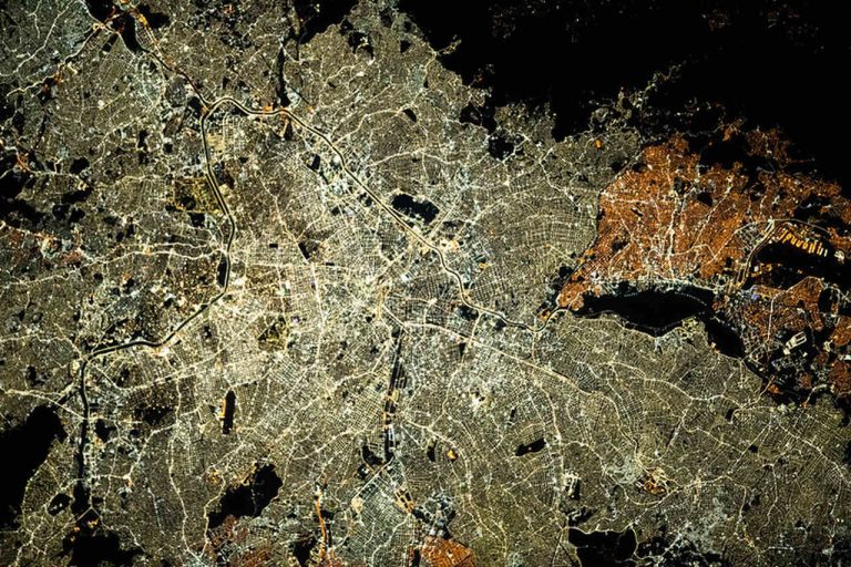 foto área tirada de São Paulo e Guarulhos, que está no lado direito, pela Estação Espacial Internacional - Nasa