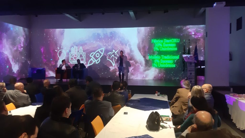Denis Nakamura, em palestra no Cegru, na inauguração da StartGRU