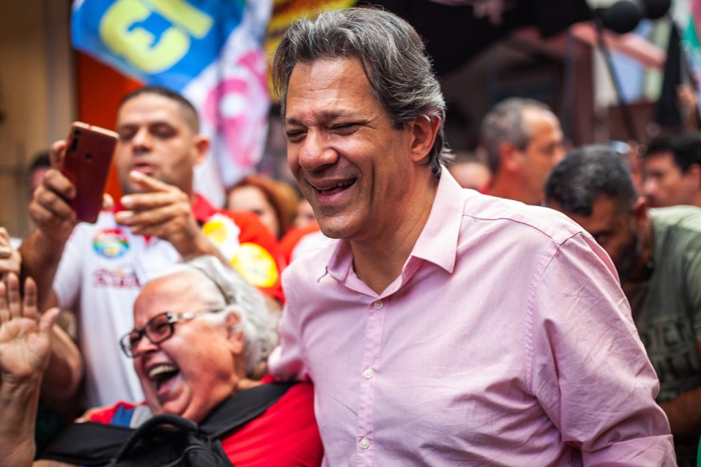 Haddad abraça eleitora