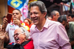 Haddad abraça eleitora