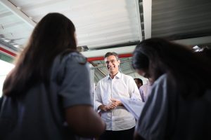 Rodrigo Garcia e estudantes