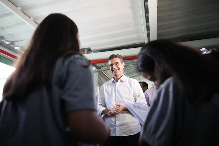 Rodrigo Garcia e estudantes
