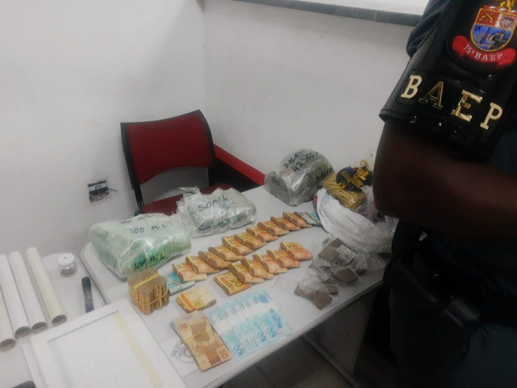 Baep descobre adega usada para guardar droga no Presidente Dutra e prende dois