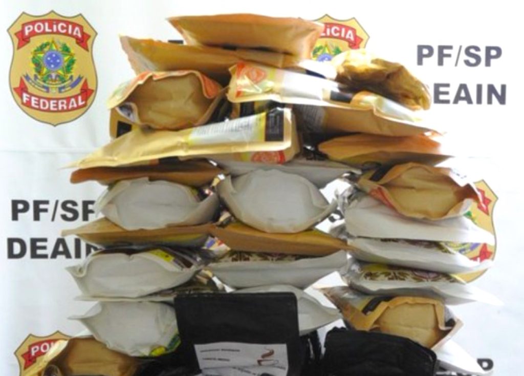 PF prende passageiro tentando embarcar com cerca de 50 kg de cocaína no aeroporto