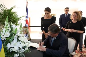 Bolsonaro assina livro de condolências pela morte da rainha Elizabeth II na Embaixada do Reino Unido no Brasil