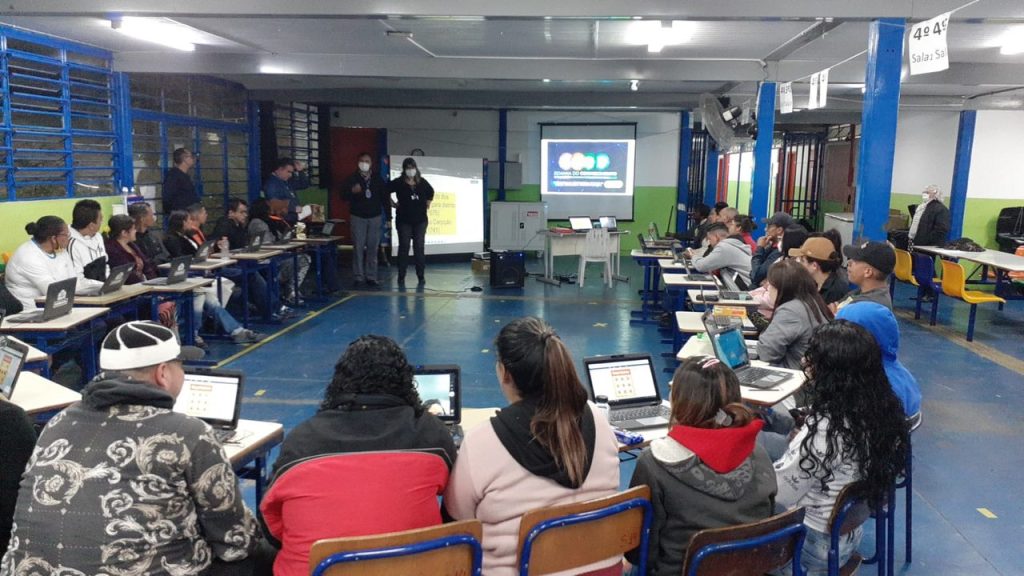 Estudantes da EJA utilizam jogos virtuais.