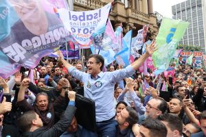 Rodrigo Garcia participa de ato de campanha na frente do Theatro Municipal