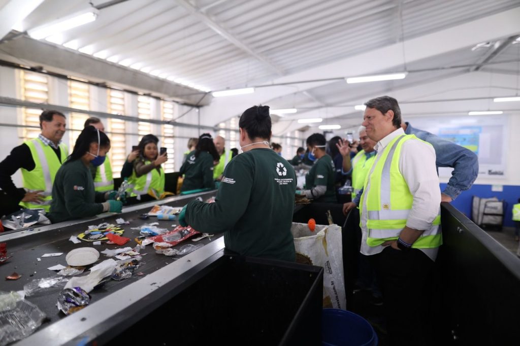 Tarcísio de Freitas visita cooperativa de reciclagem