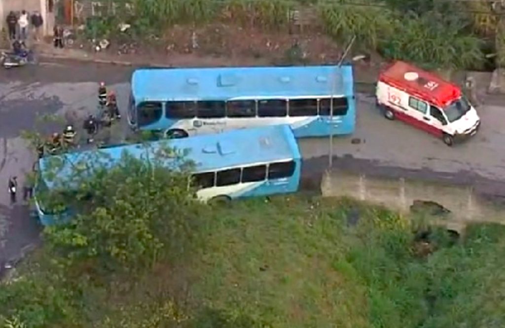 Acidente entre ônibus e carro deixa mulher ferida na avenida Pedro de Souza Lopes Acidente entre ônibus e carro deixa mulher ferida na avenida Pedro de Souza Lopes