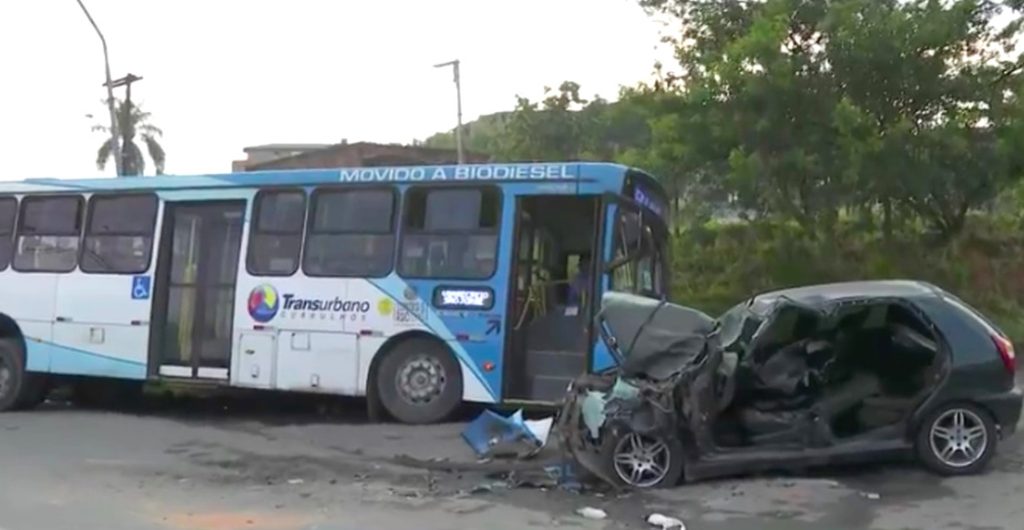 Acidente entre ônibus e carro deixa mulher ferida na avenida Pedro de Souza Lopes 