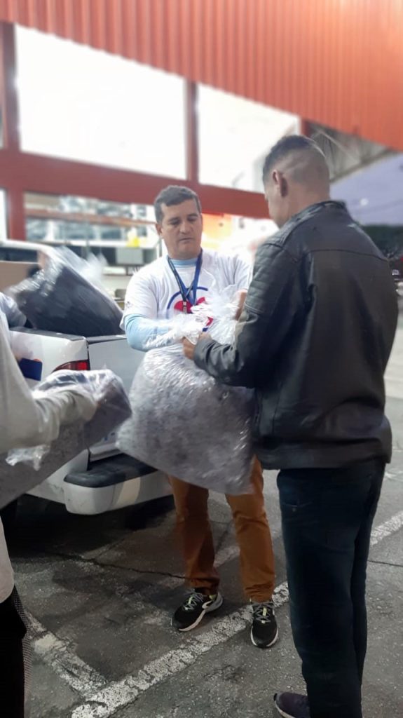 entrega de kits para moradores de rua