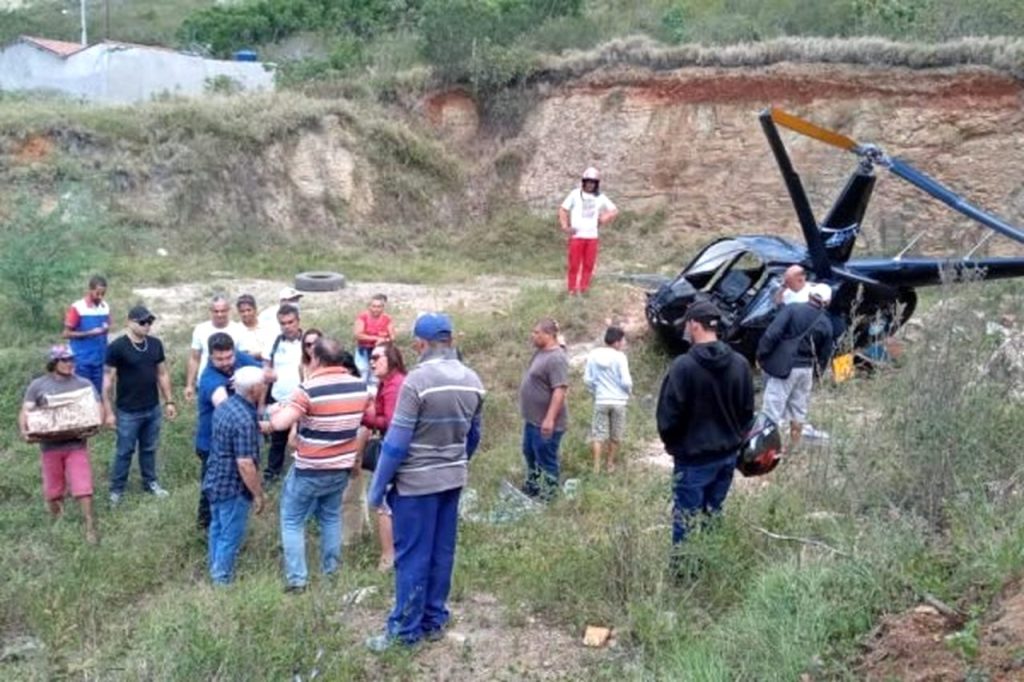 Helicóptero que transportava políticos cai na Bahia