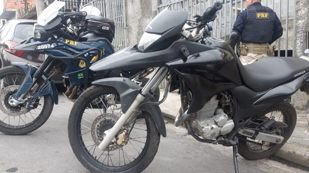 Jovem com moto roubada tenta fugir da polícia, mas acaba preso na Fernão Dias