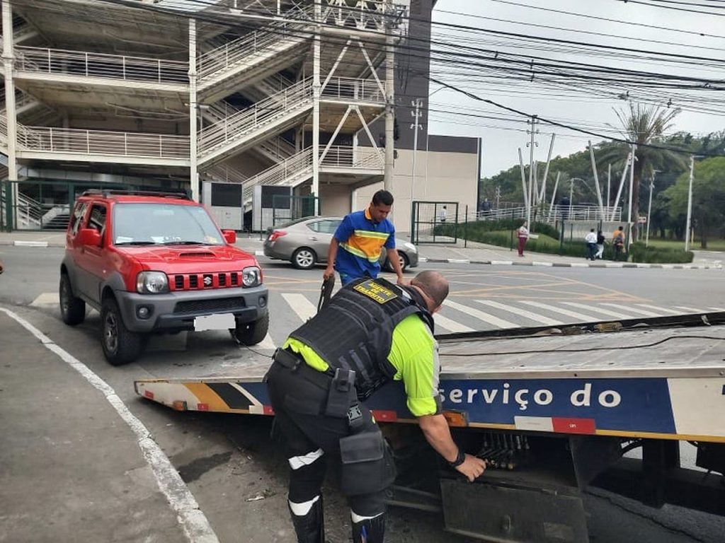 Jipe mal estacionado é guinchado após fiscalização descobrir R$ 636 mil em multas