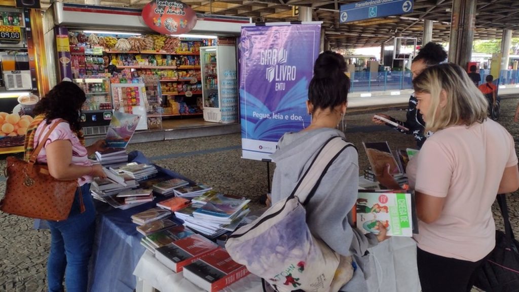 Distribuição de livros no Terminal de Ônibus da EMTU