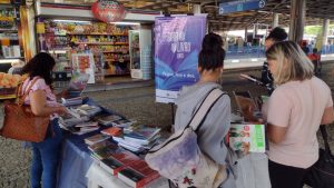 Distribuição de livros no Terminal de Ônibus da EMTU