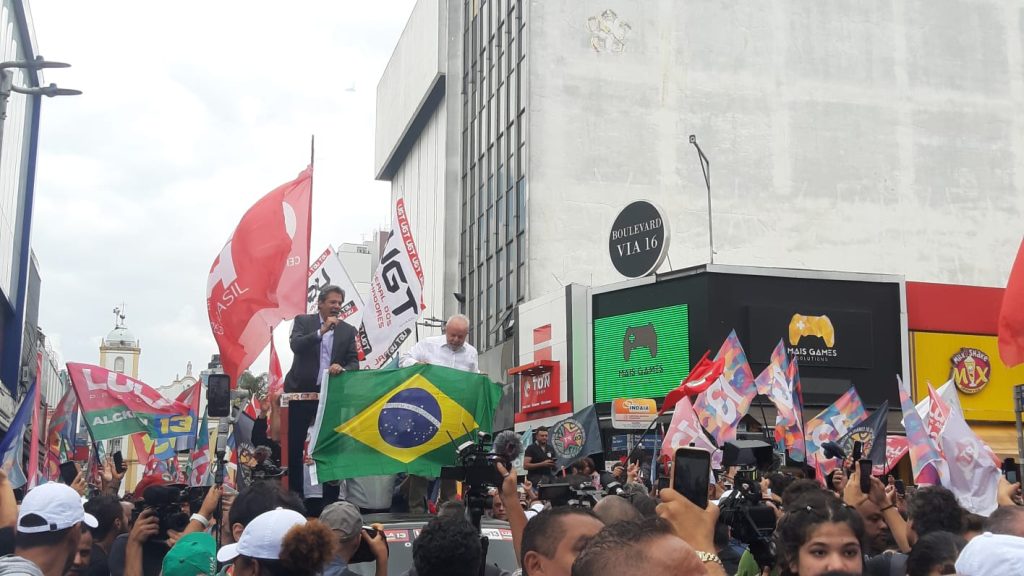 Lula e Haddad com a bandeira do Brasil em Guarulhos