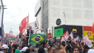 Lula e Haddad com a bandeira do Brasil em Guarulhos