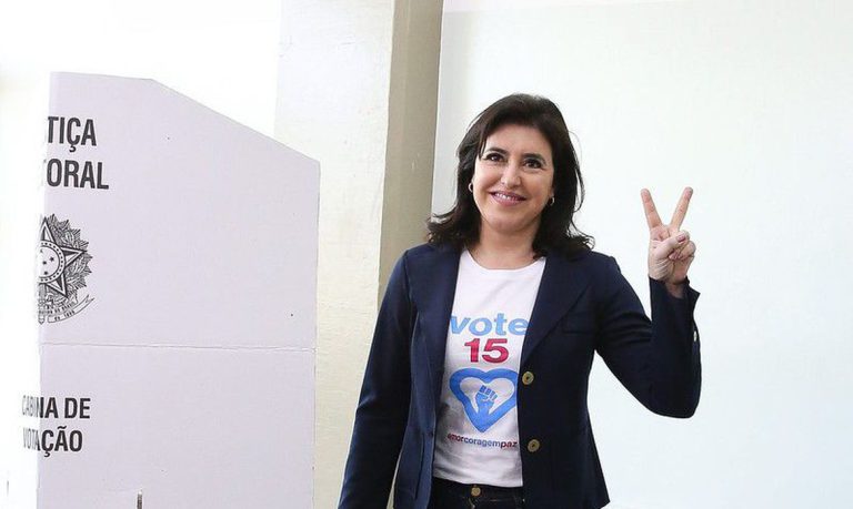 Simone Tebet vota em Campo Grande