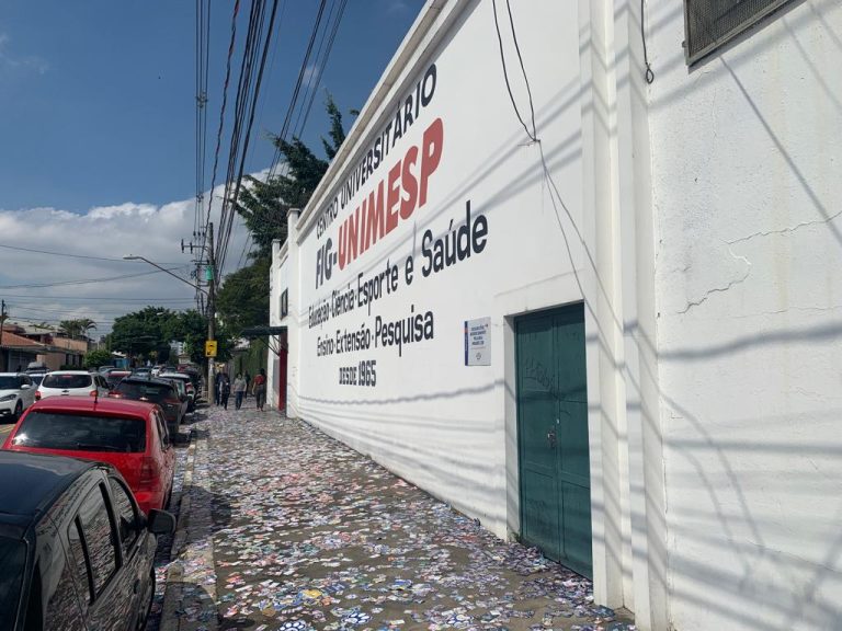 Sujeira na frente da FIG x santinhos
