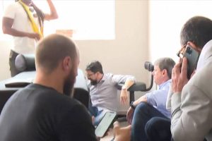 Tarcísio de Freitas se esconde em tiroteio