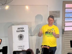 Tarcísio de Freitas vota em São José dos Campos