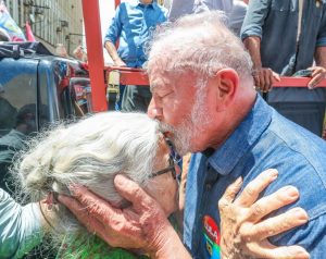 Lula beija apoiadora