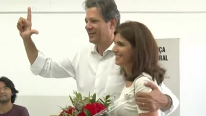 Haddad vota com a esposa